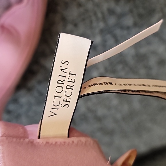 Victoria Secret Bra Size 36DD - Picture 8 of 10